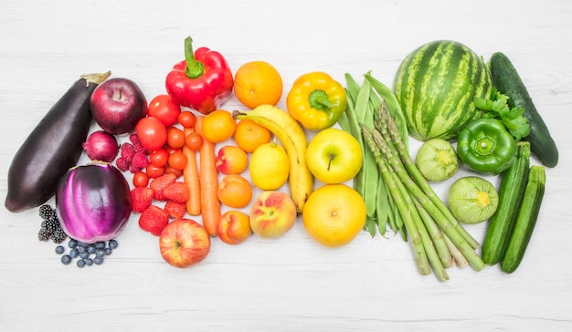 verdure fresche colorate come un arcobaleno