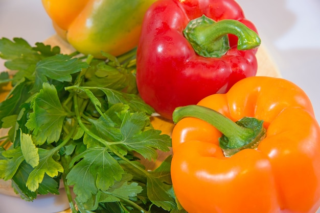 verdure fresche colorate peperoni rossi e gialli