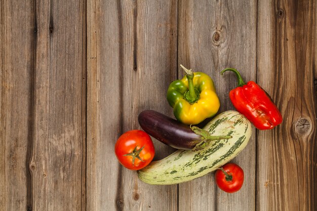 verdure fresche colorate sul tavolo di legno