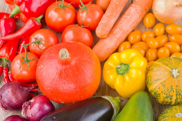 Verdure fresche colorate - zucca, pomodori, cipolla e melanzane