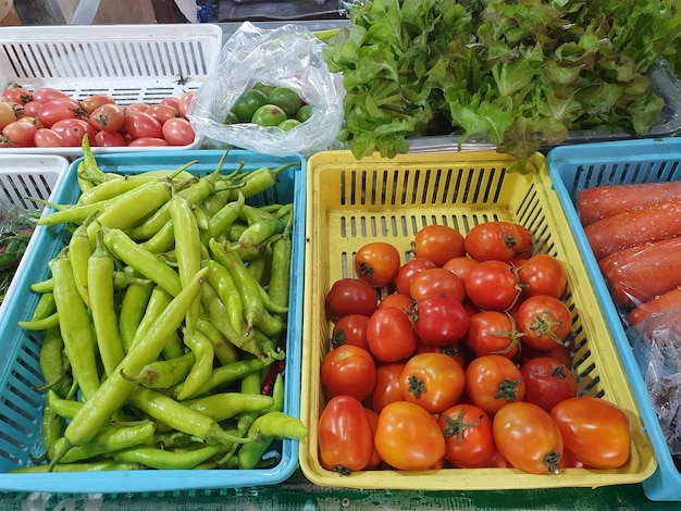 Verdure fresche con molti colori nel mercato asiatico locale