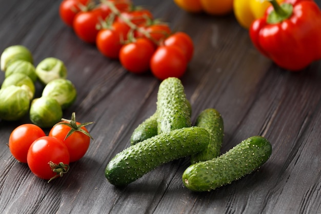 Verdure fresche dell&#39;orto degli agricoltori sulla tavola di legno