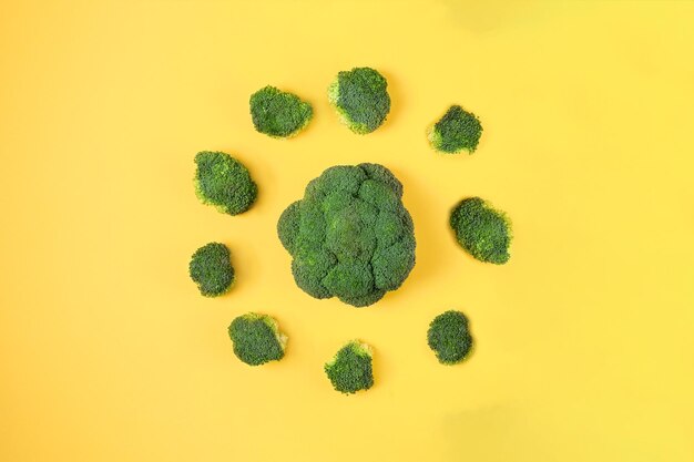 Verdure fresche di broccoli verdi su giallo Testa di cavolo broccoli soleggiato su sfondo colorato