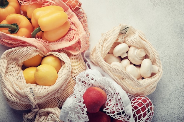 Verdure fresche e frutta in sacchetti ecologici. Acquisti a rifiuti zero