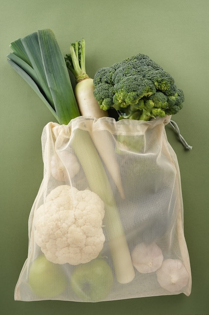 Verdure fresche e frutta in una borsa ecologica in tessuto riutilizzabile broccoli porri cavolfiore aglio avocado