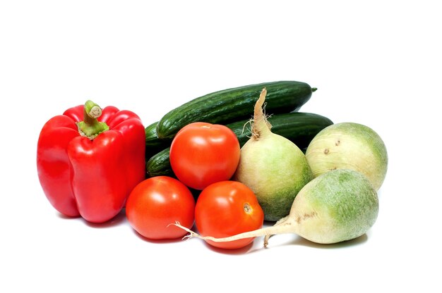 Verdure fresche e frutta su sfondo bianco