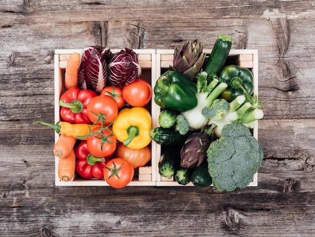 Verdure fresche e gustose in casse di legno