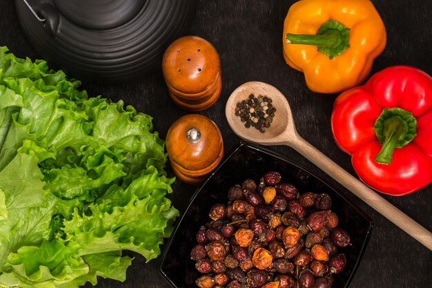 Verdure fresche e spezie lavate su sfondo nero