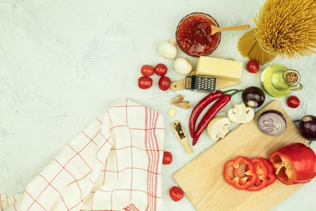 Verdure fresche e spezie per la cottura della pasta