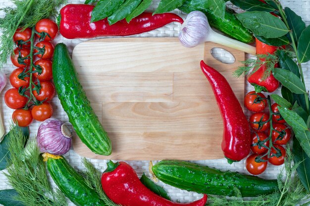 Verdure fresche e un taccuino su uno sfondo di legno Vista dall'alto Scrivi una ricetta e fai la spesa