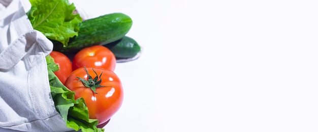 Verdure fresche, foglie di lattuga in una borsa della spesa