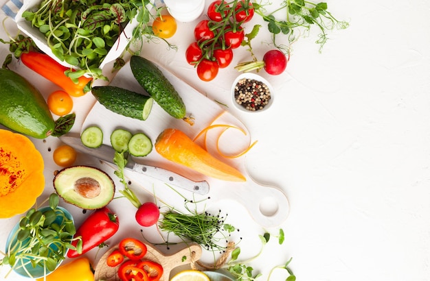 Verdure fresche frutta microgreen e erbe per la cottura di pasti sani a casa cornice alimentare