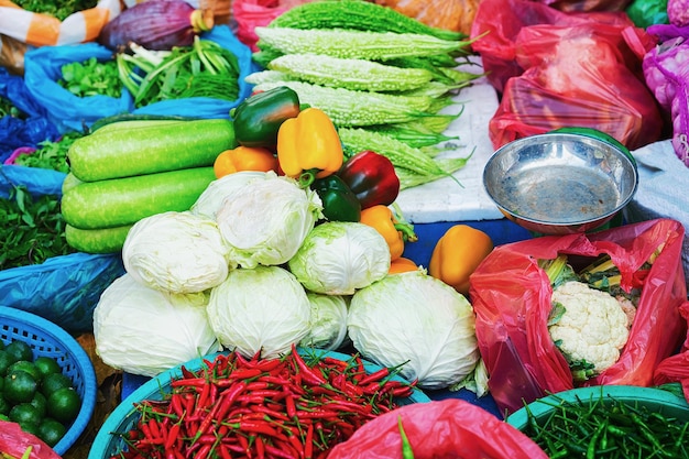 Verdure fresche in mostra nel mercato di strada nella città vecchia di Hoi An, Vietnam