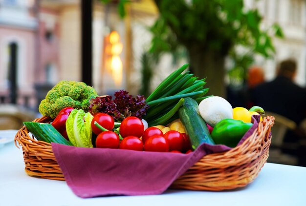 Verdure fresche in un cestino con lo sfondo sfocato