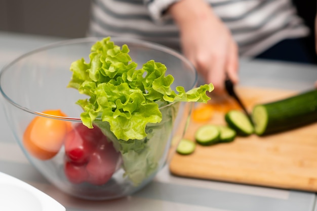 Verdure fresche in un piatto trasparente sul tavolo Mangiare sano