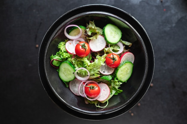 Verdure fresche insalata verde ravanello cetriolo mix foglie