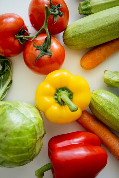 Verdure fresche intere su un tavolo bianco Cucinare la dieta