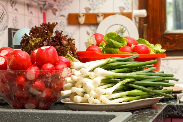 Verdure fresche lavate in cucina