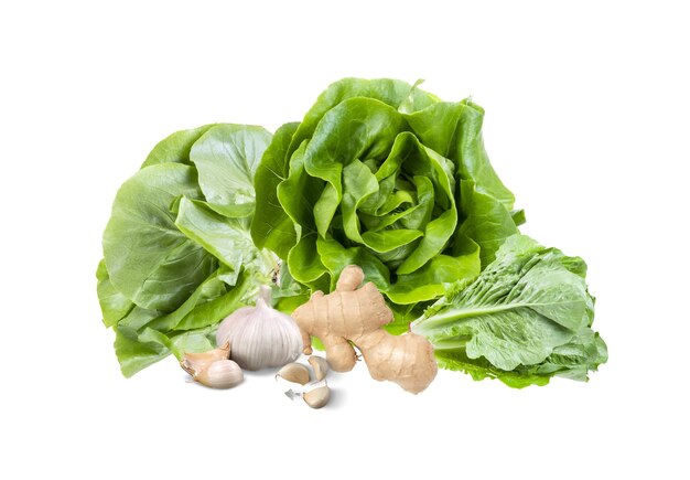 Verdure fresche mescolate con lo zenzero su uno sfondo bianco