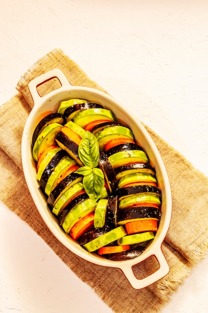 Verdure fresche per la cottura. Melanzane, zucchine, carote, spezie e basilico