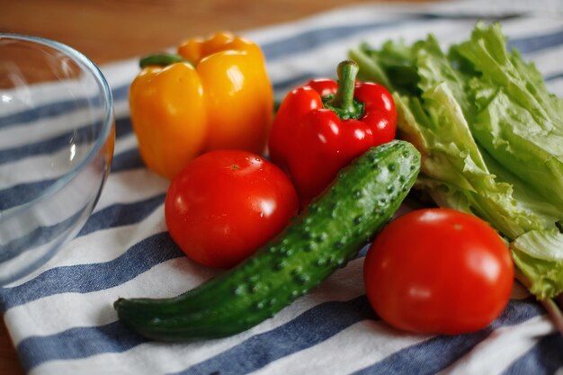 Verdure fresche: pomodori, cetriolo verde pepe rosso bulgaro sul tavolo