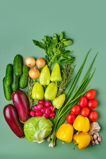 Verdure fresche sparse su sfondo verde pallido