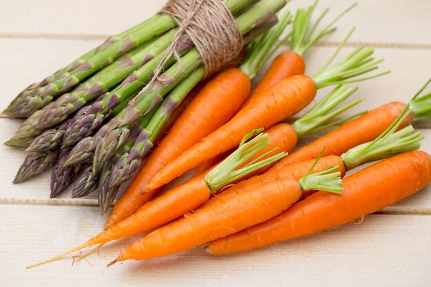 Verdure fresche su fondo in legno