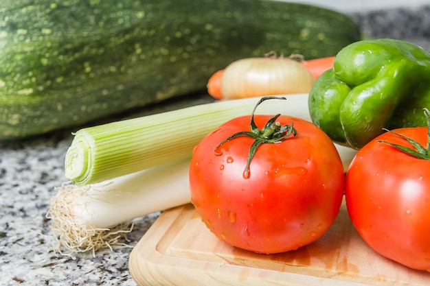 Verdure fresche sul tagliere in cucina