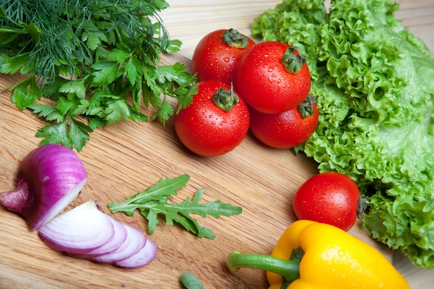 Verdure fresche sul tagliere