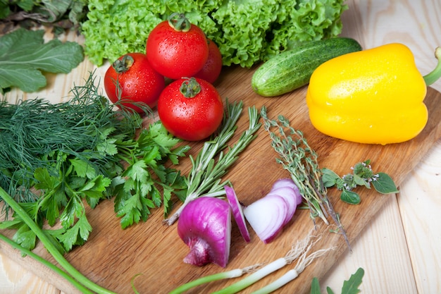 Verdure fresche sul tagliere.