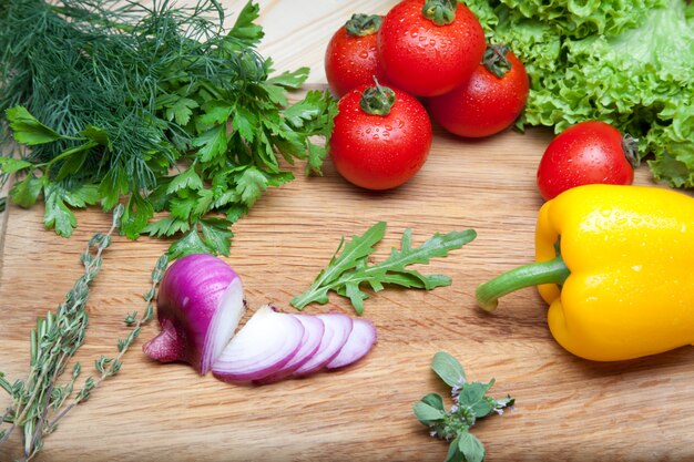 Verdure fresche sul tagliere.