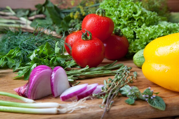 Verdure fresche sul tagliere.