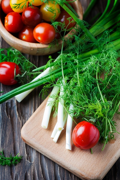 Verdure fresche sul tavolo di legno