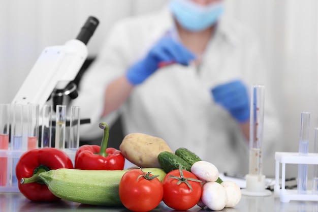 Verdure fresche sul tavolo in laboratorio Controllo della qualità degli alimenti