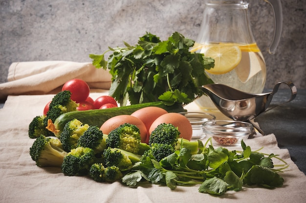 Verdure fresche sul tavolo per fare l'insalata