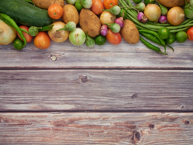 verdure fresche sul vecchio tavolo di legno