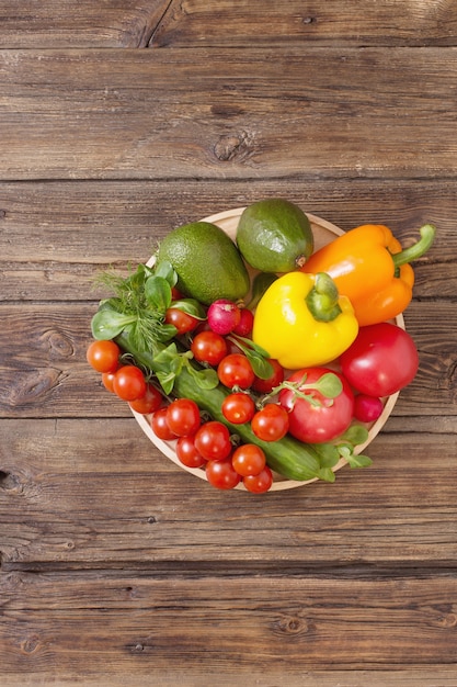 Verdure fresche sulla vecchia tavola di legno