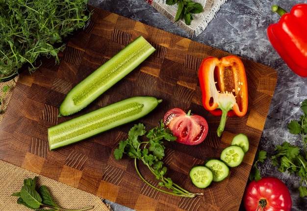 Verdure fresche tritate sul tagliere di legno