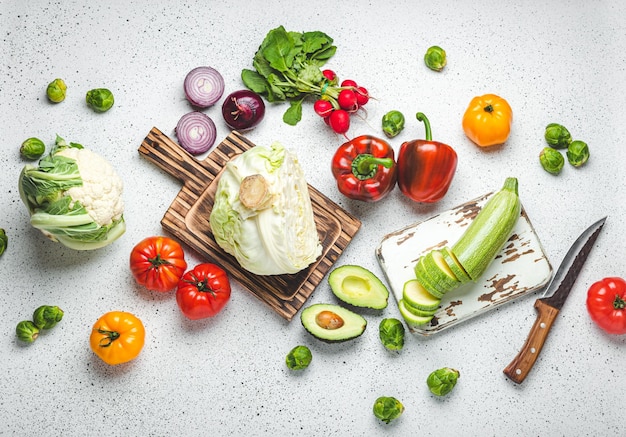 Verdure fresche varie con taglieri in legno e