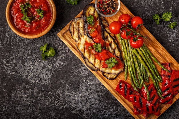 Verdure grigliate con salsa di pomodoro ed erbe fresche.