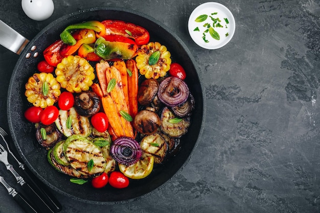 Verdure Grigliate Con Zucchine Funghi Melanzane Carote Pepe Pomodoro Campana Cipolle Mais E Yogurt Salsa Alla Menta Vista dall'alto