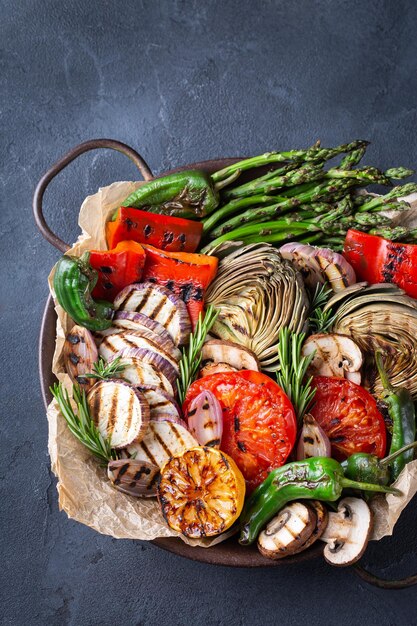 Verdure grigliate in una padella estate mangiare cibo vegano