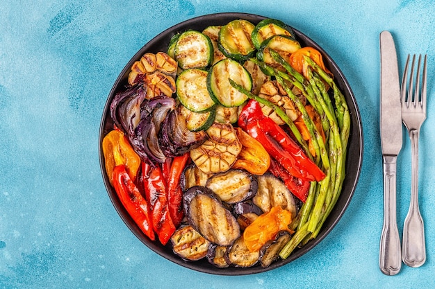 Verdure grigliate su un piatto con salsa