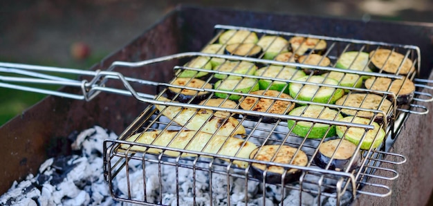 Verdure grigliate Zucchine melanzane peperoni sono grigliate