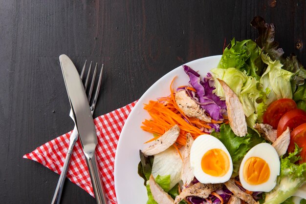 Verdure Insalata su tavolo di legno