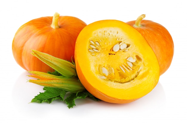 Verdure mature della zucca con i leves e il fiore verdi isolati