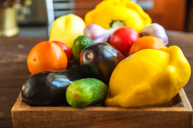 Verdure mature fresche in un cestino di legno