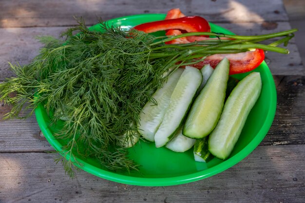 Verdure mature paprika cetrioli aneto Alimenti vegetali utili vitamine fibre antiossidanti