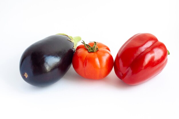 Verdure melanzane, pomodoro rosso e peperone dolce