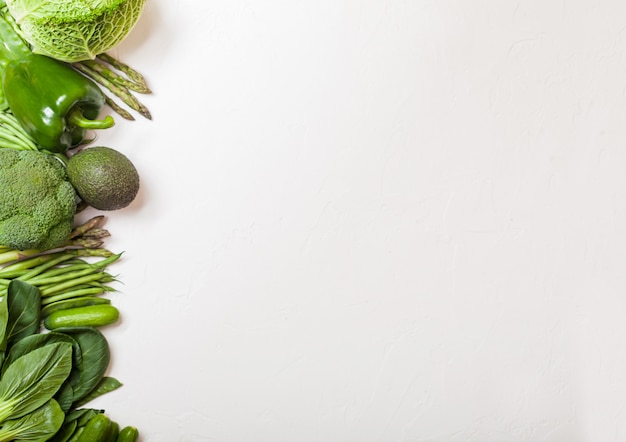 Verdure organiche crude tonificate verdi assortite. Avocado, cavolo, broccoli, cavolfiore e cetriolo con fagioli tagliati e mung, pak choi, peperoncino e lattuga